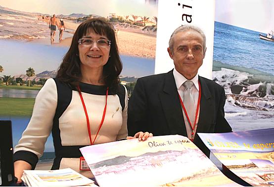La alcaldesa de Oliva, Chelo Escriv, junto al concejal de Turismo, Vicente Morera en FITUR