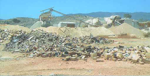 Residuos considerados txicos, que son depositados y posteriormente enterrados en la cantera denominada "Aridos Albertos S.L." en la localidad de Caudete. (23168 bytes)