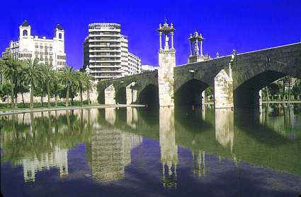 Una imagen de junio de 1991 realizada al antiguo cauce del río Turia a su paso por la ciudad de Valencia  (19450 bytes)