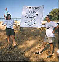 Miembros de la Asociación dando a conocer la Campaña a los vecinos de Riba-Roja. Imagen realizada por A. Morales el 30 de julio de 1999 (9254 bytes)